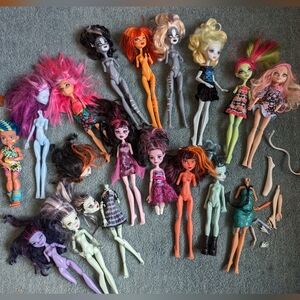 Lot of Monster High dolls